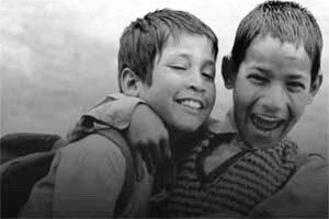 dosti ko aam karna chahta hai wo khud ko neelam karna chahta hai